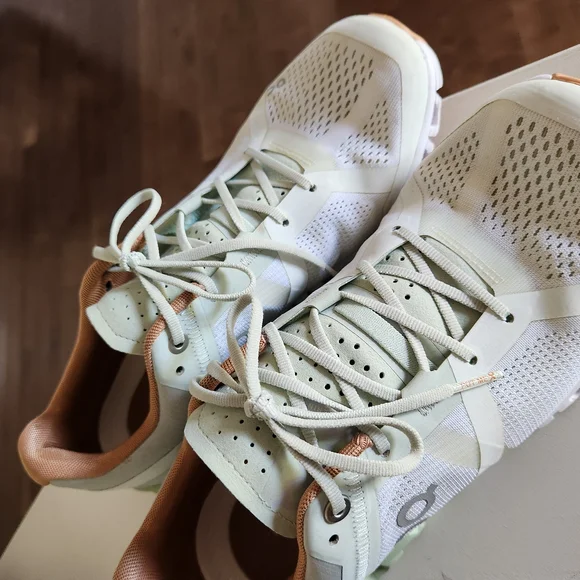 On Running Cloud Shoes in Light Green and Brown - Picture 4 of 10